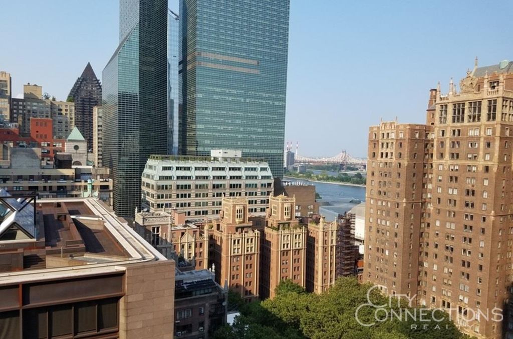 320 E 42nd St Apt 2004, New York City, NY 10017