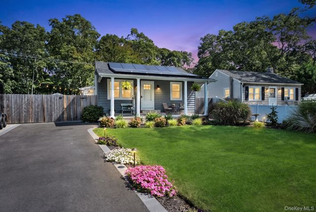 154 W End Avenue, Shirley, NY 11967