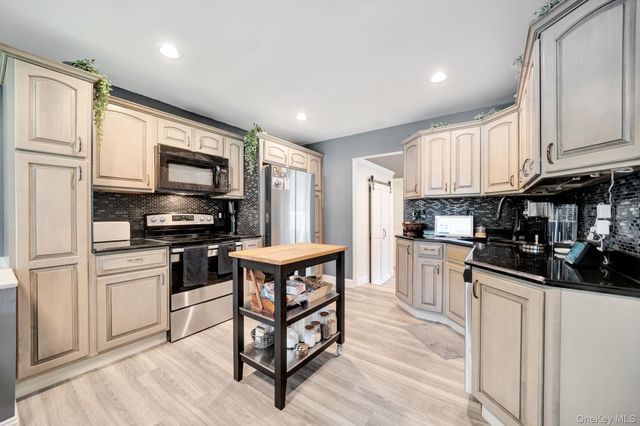 154 W End Avenue, Shirley, NY 11967