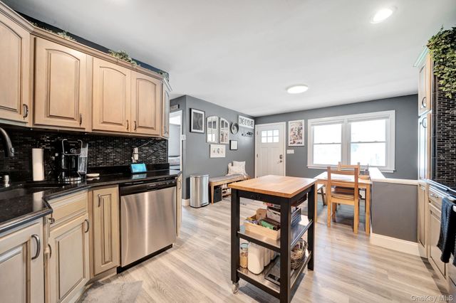 154 W End Avenue, Shirley, NY 11967