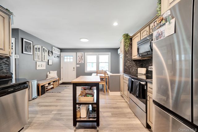 154 W End Avenue, Shirley, NY 11967