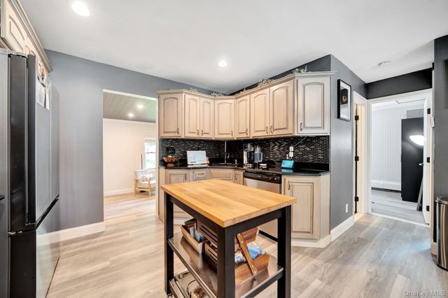 154 W End Avenue, Shirley, NY 11967