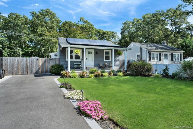 154 W End Avenue, Shirley, NY 11967