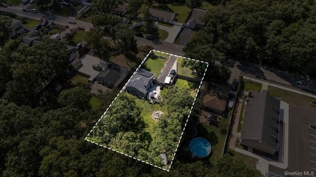 154 W End Avenue, Shirley, NY 11967
