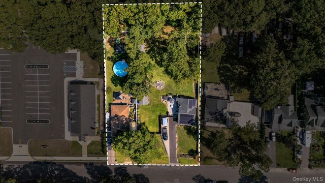 154 W End Avenue, Shirley, NY 11967