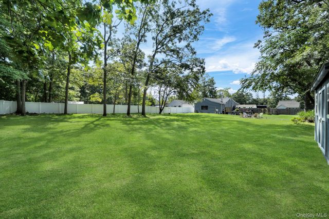 154 W End Avenue, Shirley, NY 11967