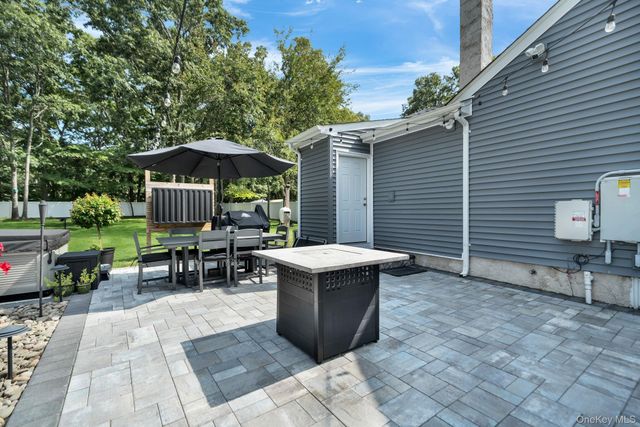 154 W End Avenue, Shirley, NY 11967