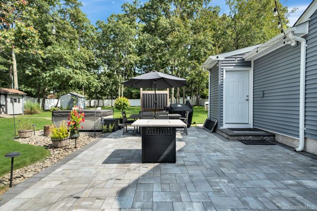 154 W End Avenue, Shirley, NY 11967