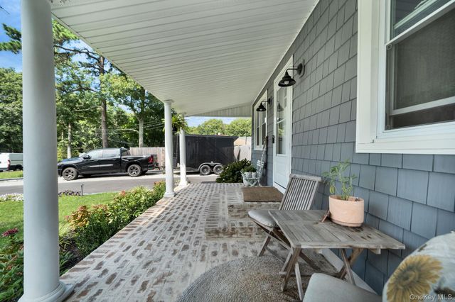 154 W End Avenue, Shirley, NY 11967