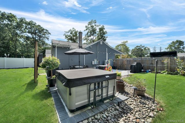 154 W End Avenue, Shirley, NY 11967