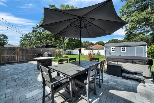 154 W End Avenue, Shirley, NY 11967