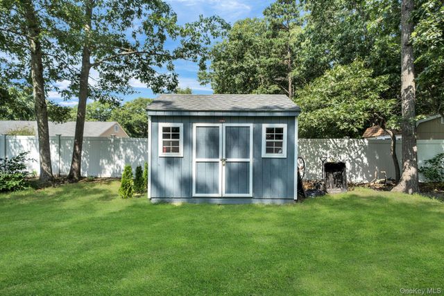 154 W End Avenue, Shirley, NY 11967