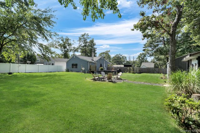 154 W End Avenue, Shirley, NY 11967