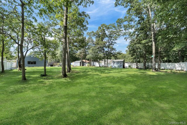 154 W End Avenue, Shirley, NY 11967