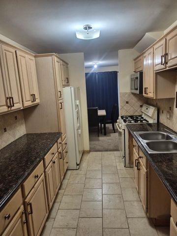 2640 MITCHELL Drive 5, Woodridge, IL 60517