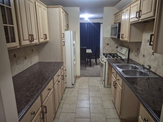 2640 MITCHELL Drive 5, Woodridge, IL 60517