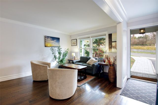 1 Bayview Avenue, Port Washington, NY 11050