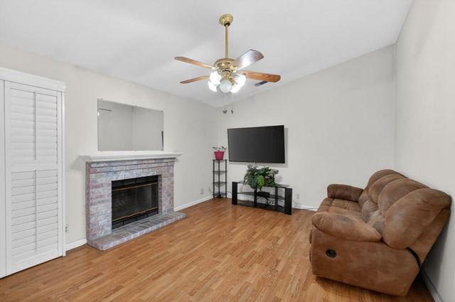 6327 Laguna Villa Way, Elk Grove, CA 95758