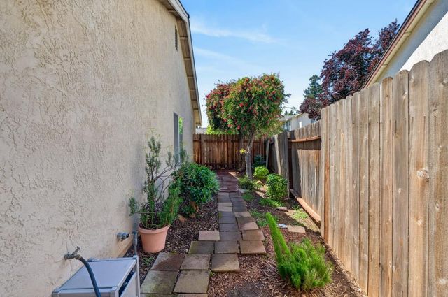 6327 Laguna Villa Way, Elk Grove, CA 95758