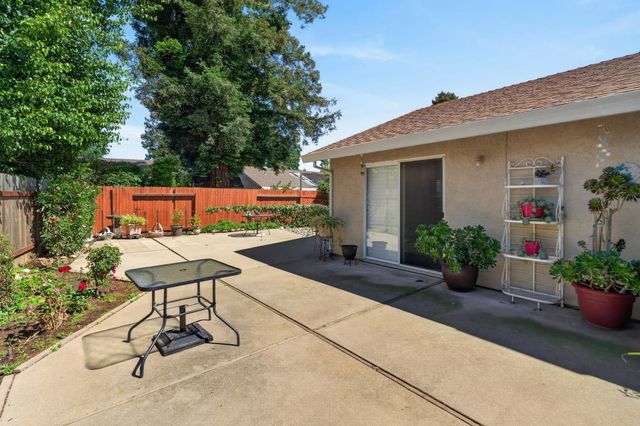 6327 Laguna Villa Way, Elk Grove, CA 95758