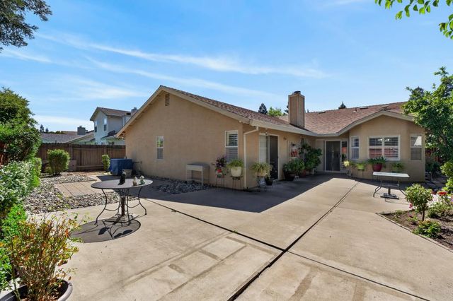 6327 Laguna Villa Way, Elk Grove, CA 95758