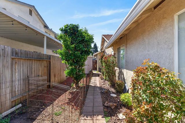 6327 Laguna Villa Way, Elk Grove, CA 95758