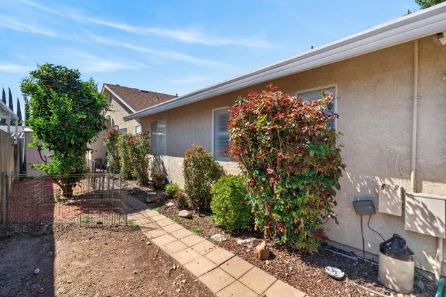 6327 Laguna Villa Way, Elk Grove, CA 95758