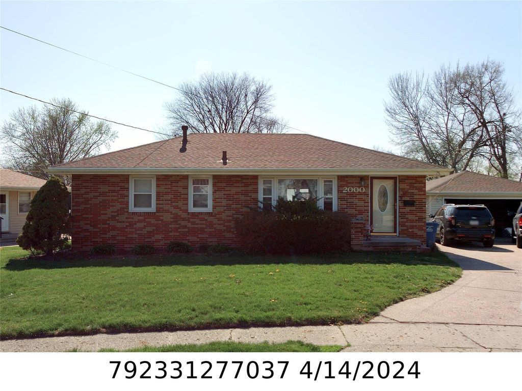 2000 E 27th Court, Des Moines, IA 50317