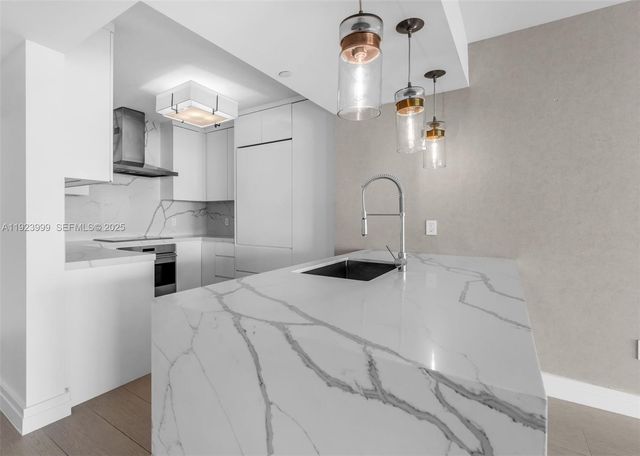 10 Venetian Way 1903, Miami Beach, FL 33139