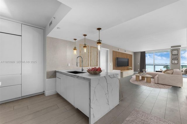 10 Venetian Way 1903, Miami Beach, FL 33139