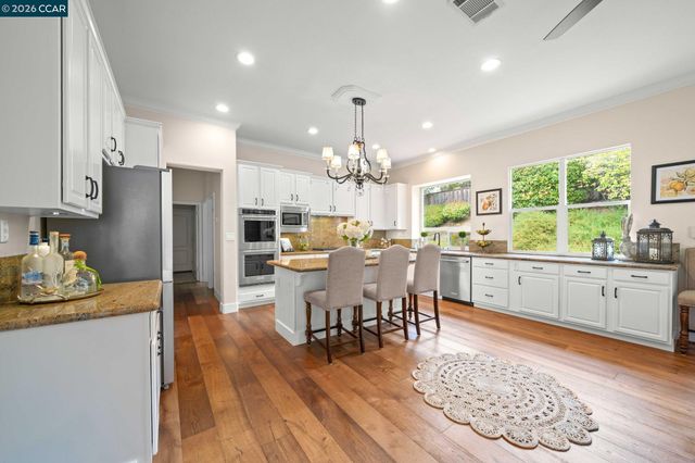 110 Forest Hill Dr, Clayton, CA 94517