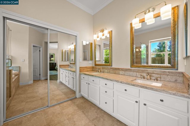 110 Forest Hill Dr, Clayton, CA 94517