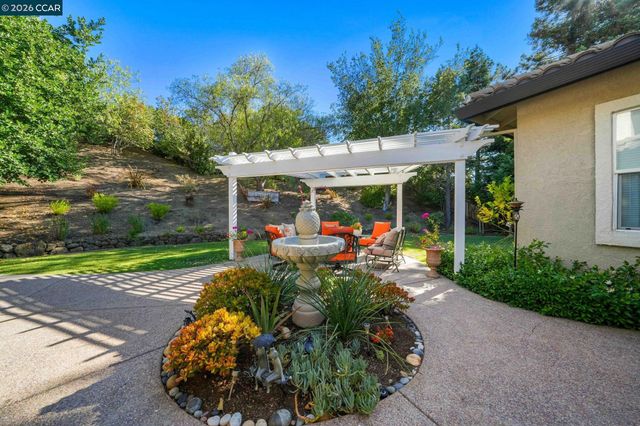 110 Forest Hill Dr, Clayton, CA 94517