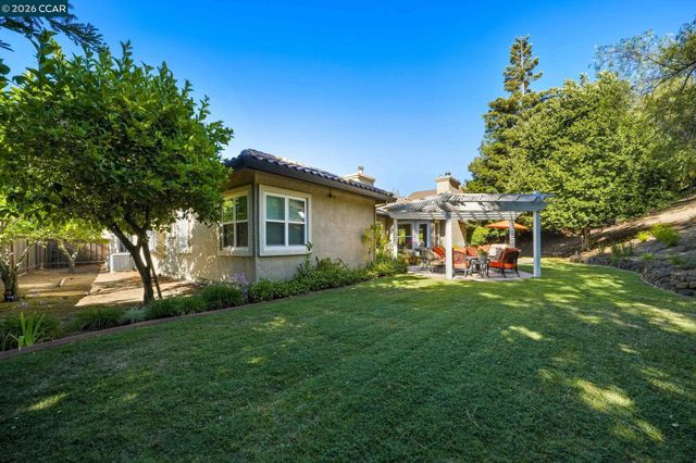 110 Forest Hill Dr, Clayton, CA 94517