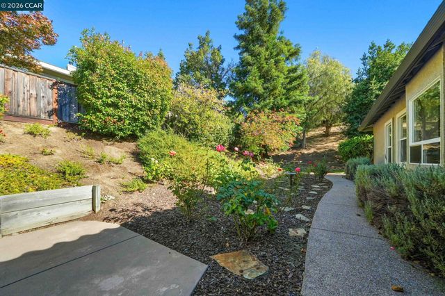 110 Forest Hill Dr, Clayton, CA 94517
