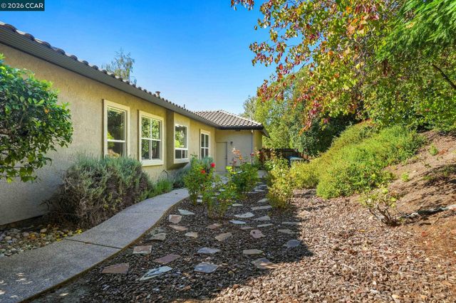 110 Forest Hill Dr, Clayton, CA 94517