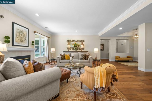 110 Forest Hill Dr, Clayton, CA 94517