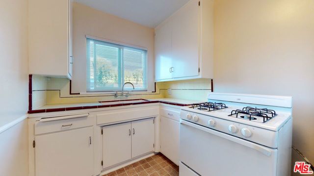 11284 Montana Avenue 9, Los Angeles, CA 90049