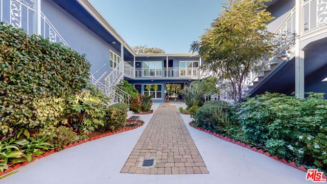 11284 Montana Avenue 9, Los Angeles, CA 90049