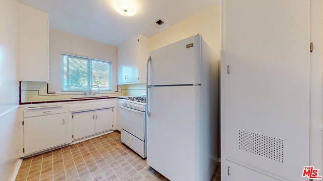 11284 Montana Avenue 9, Los Angeles, CA 90049