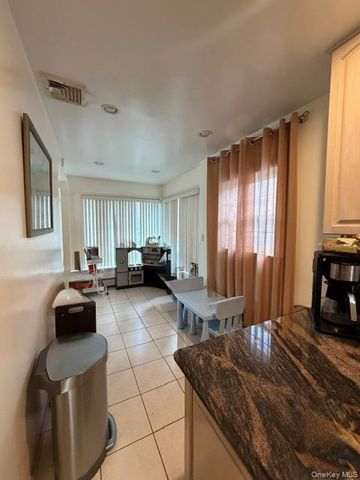 1001 5th Avenue, New Hyde Park, NY 11040