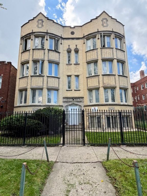 7932 S KINGSTON Avenue 1S, Chicago, IL 60649