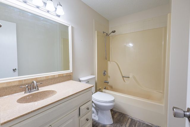 3313 W Camelot Street, Springfield, MO 65807