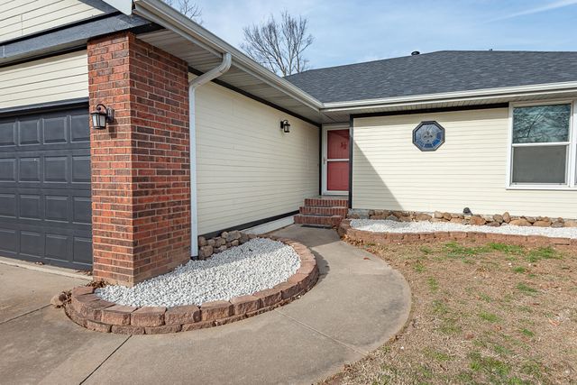 3313 W Camelot Street, Springfield, MO 65807