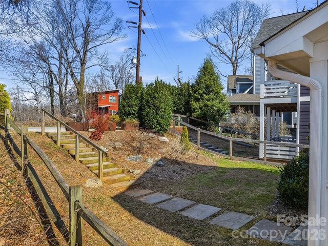 221 Courtland Place, Asheville, NC 28801