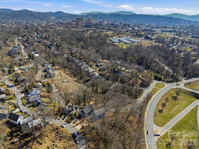 221 Courtland Place, Asheville, NC 28801