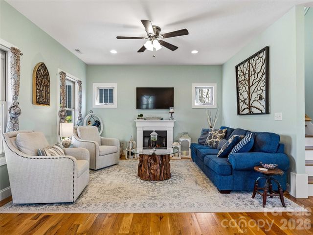 221 Courtland Place, Asheville, NC 28801