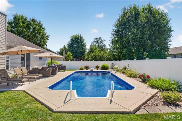 2714 Falcon Crest Drive, Edwardsville, IL 62025