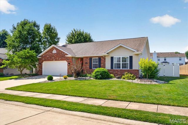 2714 Falcon Crest Drive, Edwardsville, IL 62025