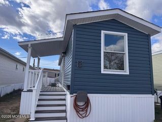 8 Avenue A, Hazlet, NJ 07734